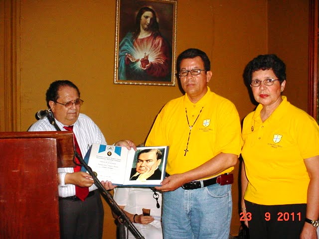El prof. H. Dario Pastora entrega documentos de Ruben a funcionarios de Corpus Cristi en un salin del Palacio de Acoyapa